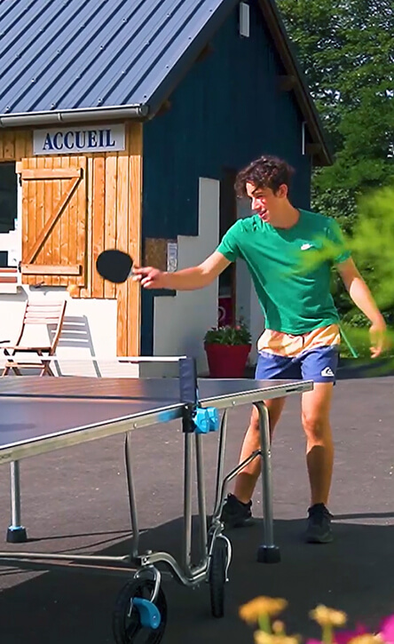 Partie de ping-pong au camping Lefébure, camping 2 étoiles en Alsace près de Colmar
