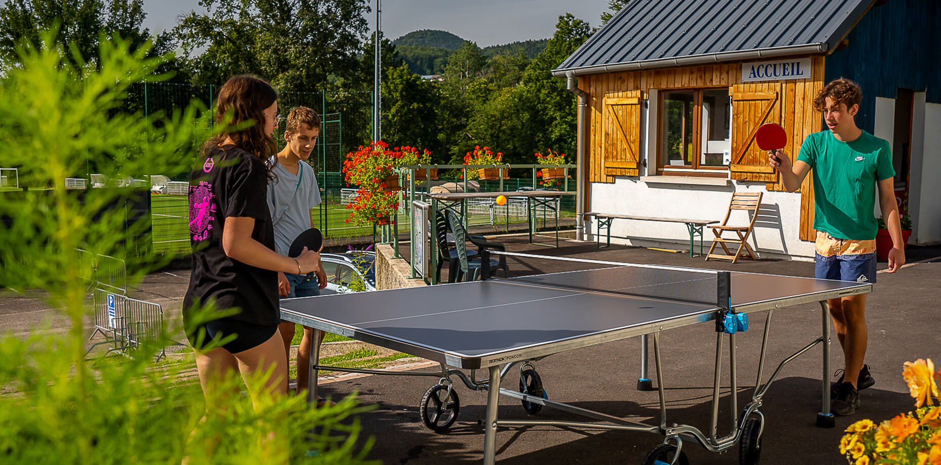 Partie de ping-pong, activités sportives au camping 2 étoiles en Alsace à Orbey Lefébure, près de Colmar