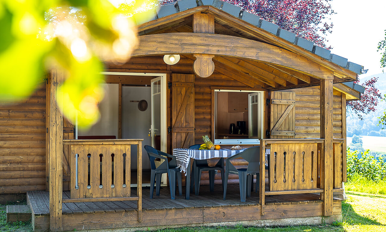 Chalet CHARLAY 22 avec terrasse couverte, en location au camping Lefébure en Alsace