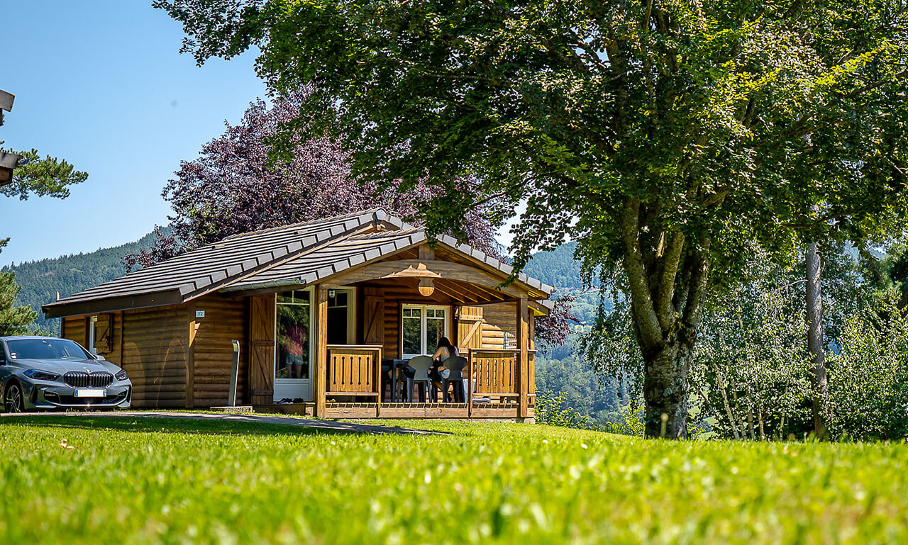 Vue extérieure du chalet CHARLAY 22, en location au camping Lefébure en Alsace