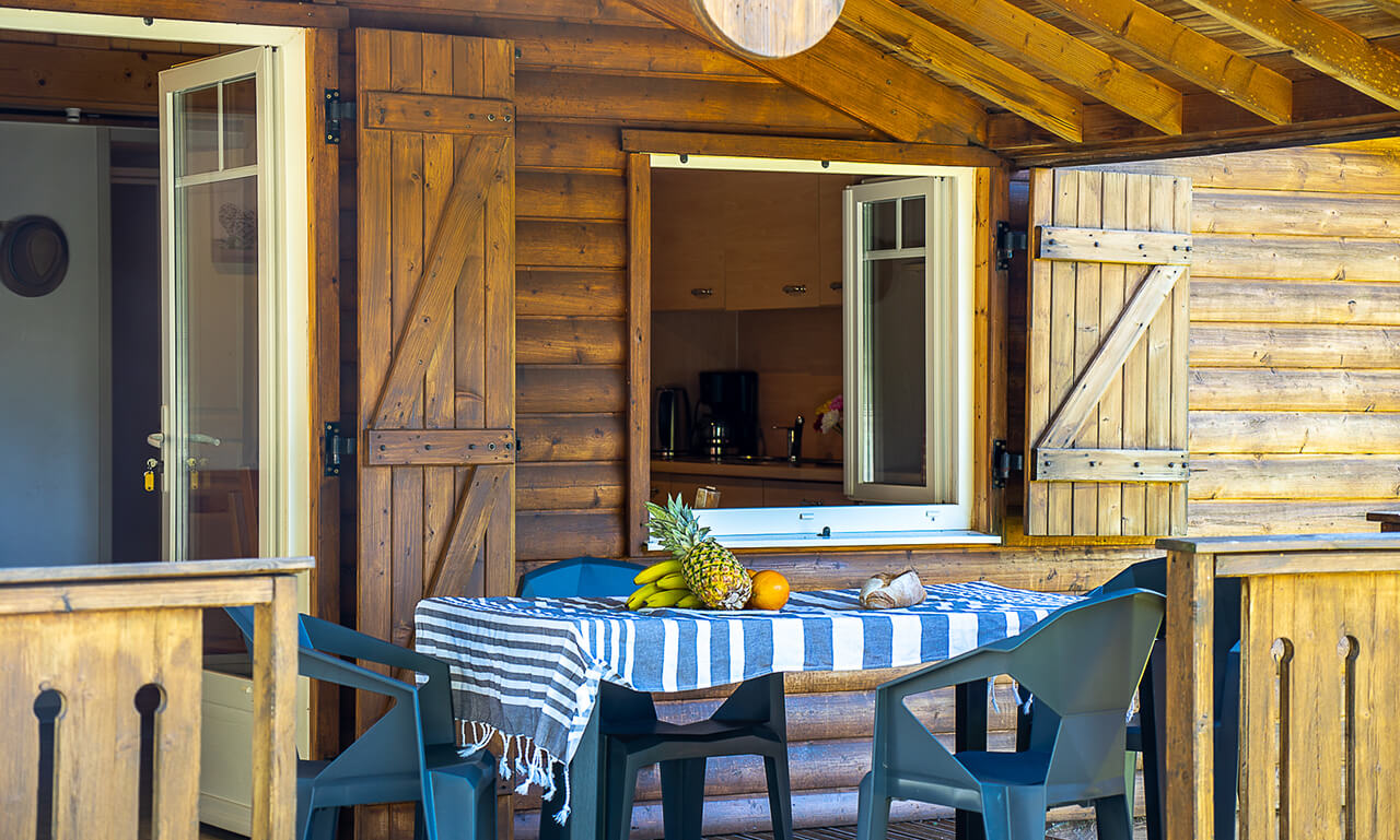 Terrasse couverte du chalet CHARLAY 22, en location au camping Lefébure en Alsace