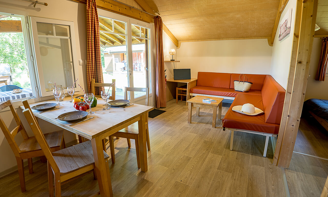 Vue intérieure du chalet CHARLAY 22 en location au camping Lefébure en Alsace