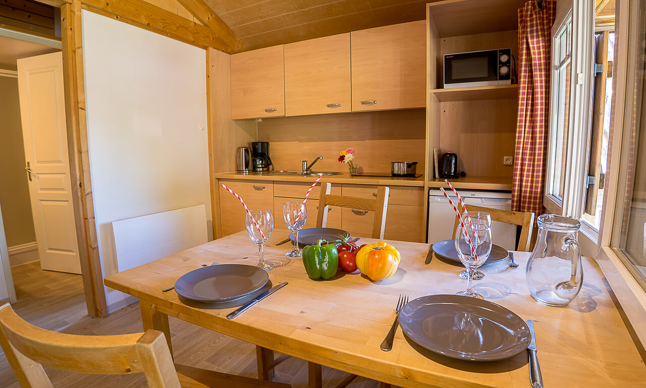 Coin repas du chalet CHARLAY 22 en location au camping Lefébure en Alsace