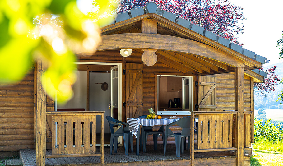 Terrasse extérieure du Chalet CHARLAY 22 en location au camping Lefébure en Alsace