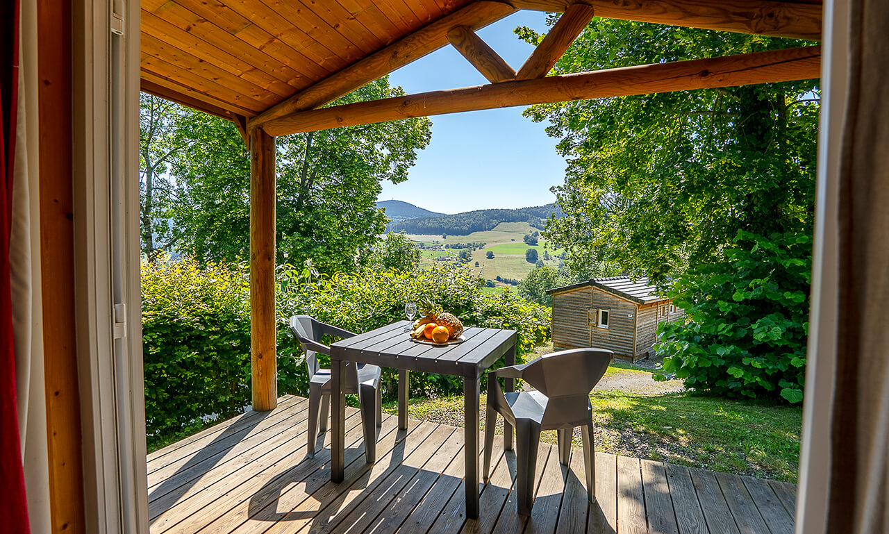 Terrasse couverte du chalet farniente en location au camping en Alsace Lefébure