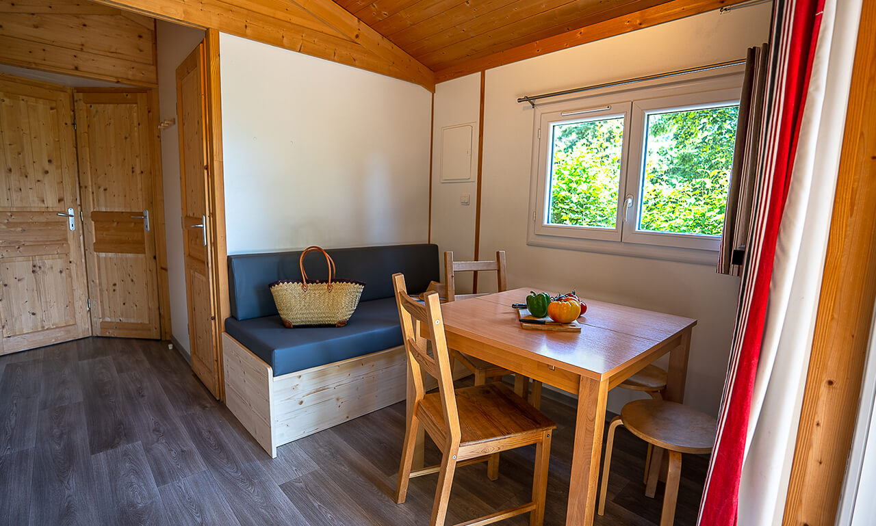 Coin repas du chalet farniente en location au camping en Alsace Lefébure