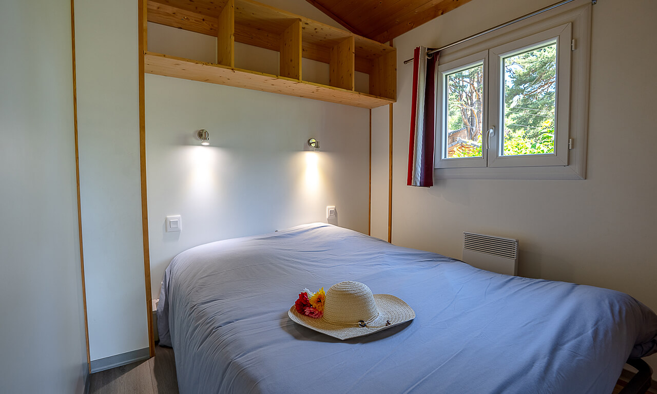 Chambre avec lit deux places du chalet farniente en location au camping dans le Haut-Rhin Lefébure