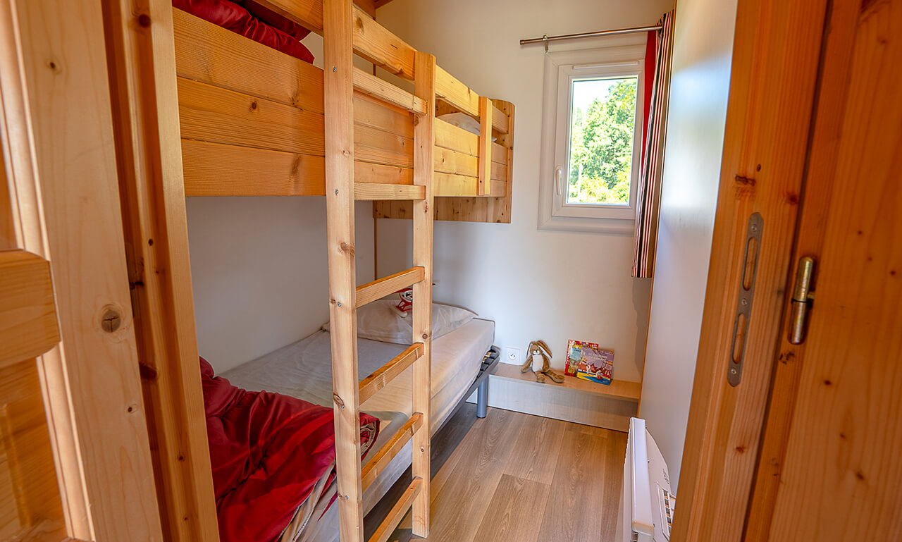 Chambre avec lit superposés du chalet farniente en location au camping dans le Haut-Rhin Lefébure