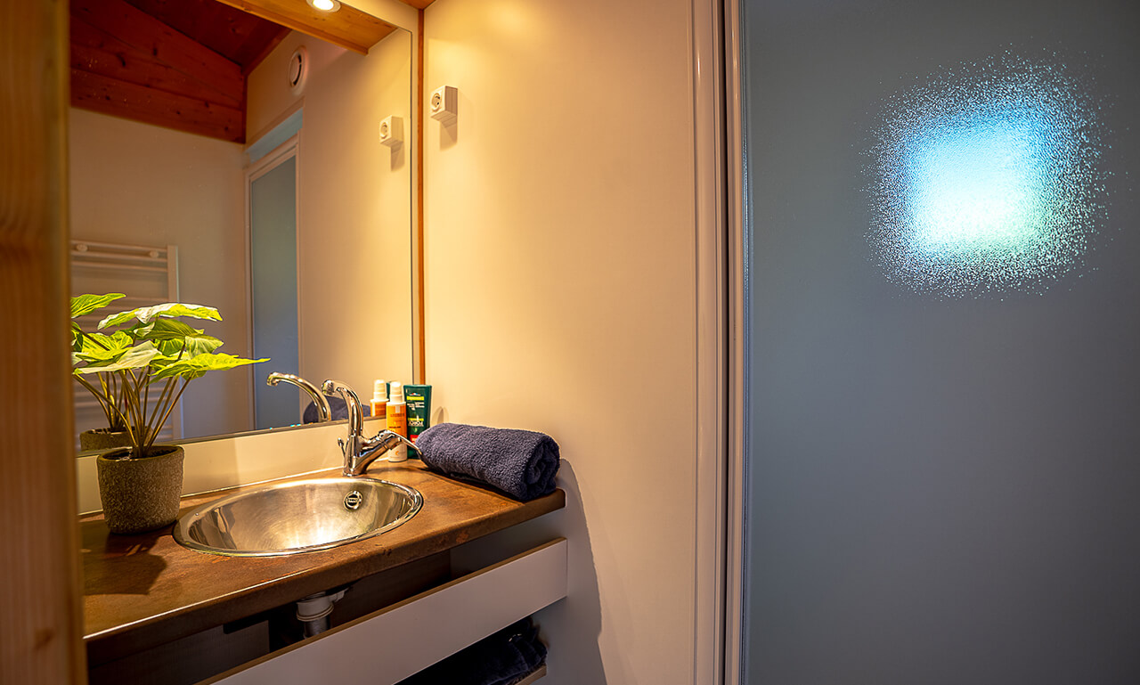 Salle d’eau du chalet farniente en location au camping dans le Haut-Rhin Lefébure