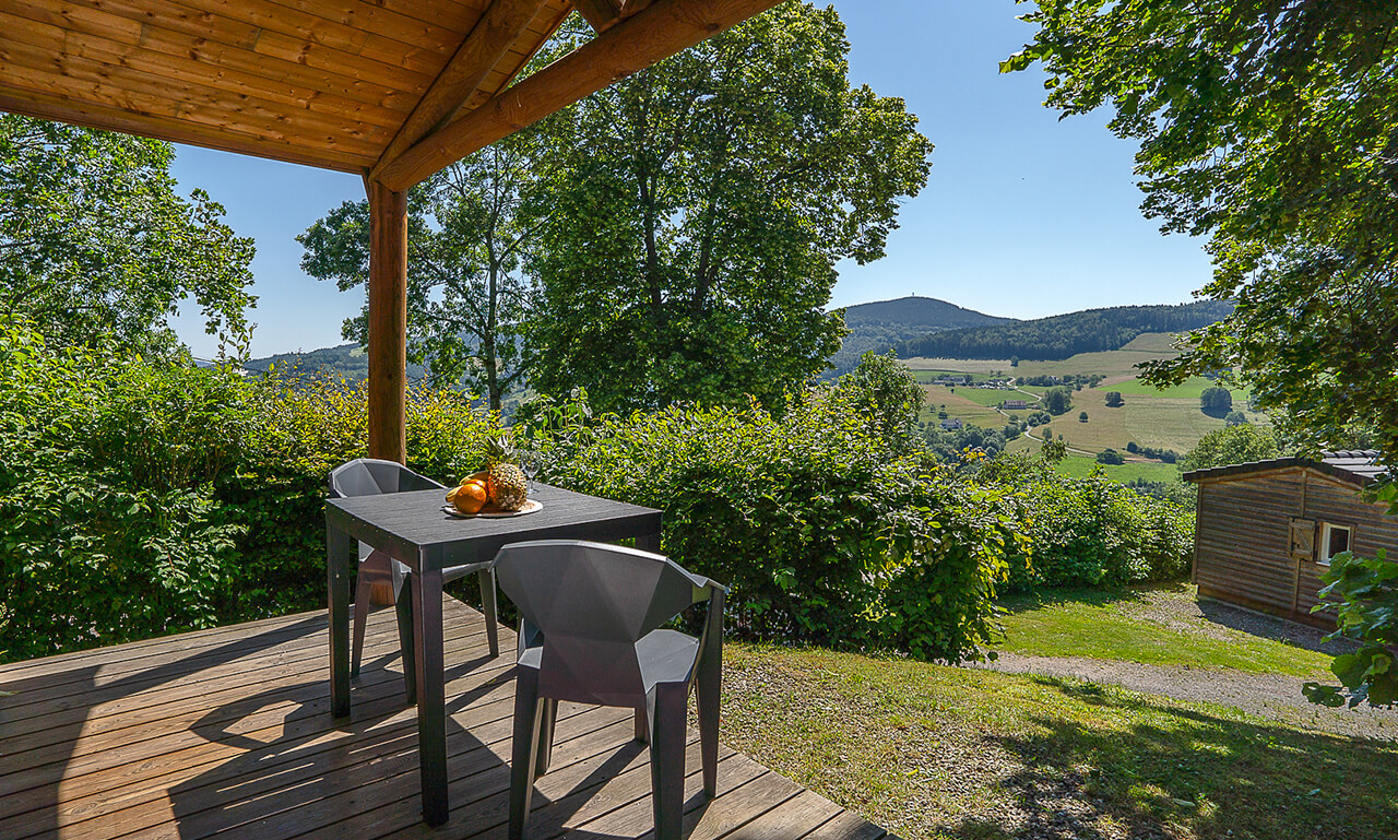 Terrasse du chalet farniente en location au camping dans le Haut-Rhin Lefébure