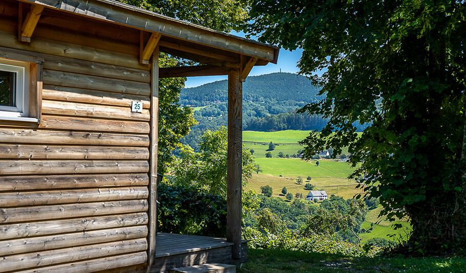 Vue extérieure du chalet farniente en location au camping en Alsace Lefébure à Orbey