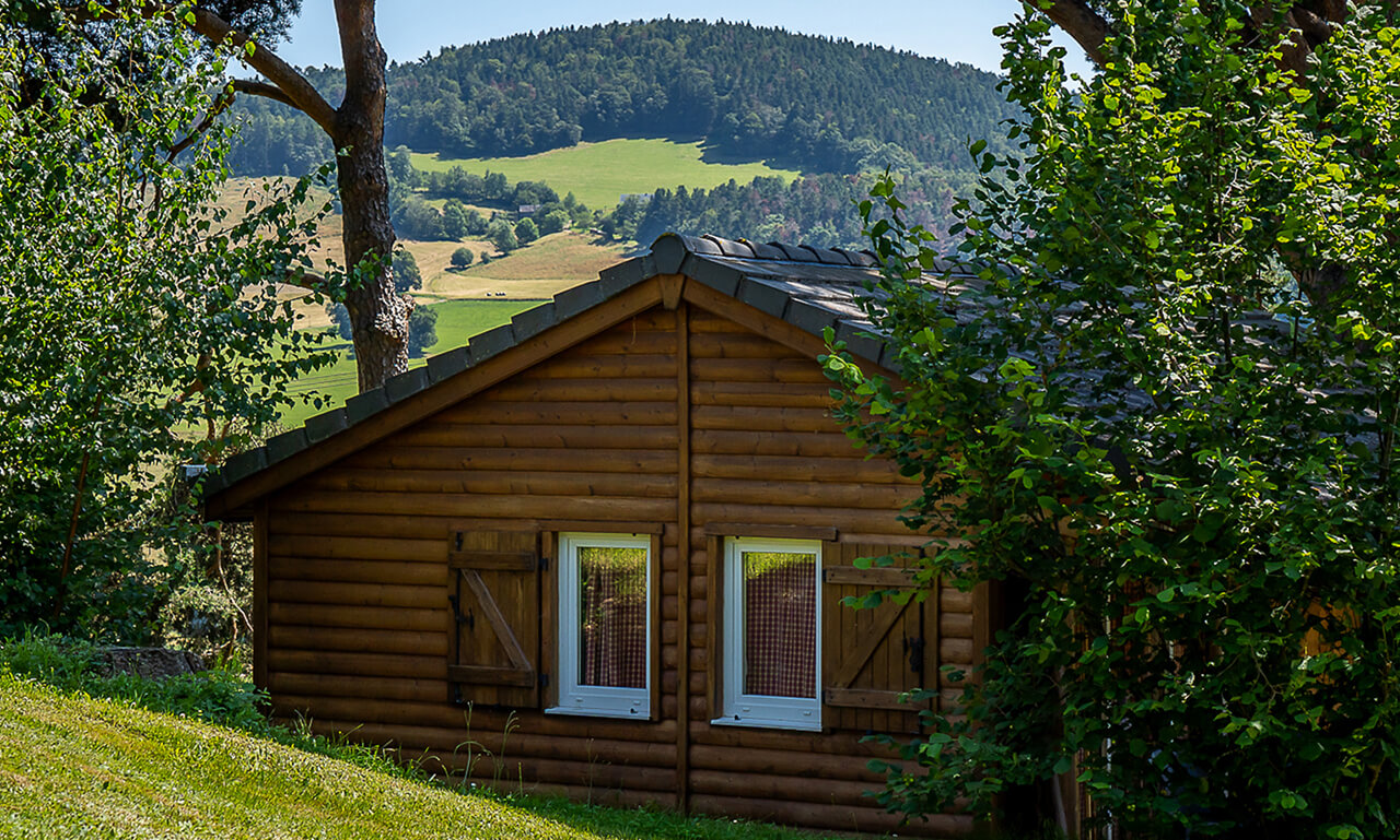 Vue extérieure du chalet Forester en location au camping Lefébure près de Colmar