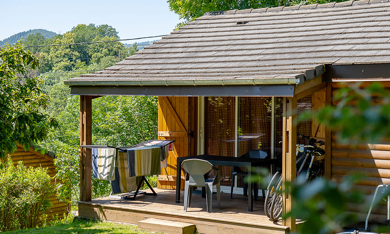 Terrasse couverte du chalet Forester en location au camping Lefébure près de Colmar