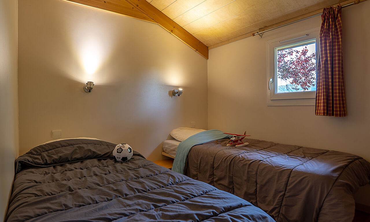 Chambre avec 2 lits simple du chalet Forester en location au camping Lefébure près de Colmar