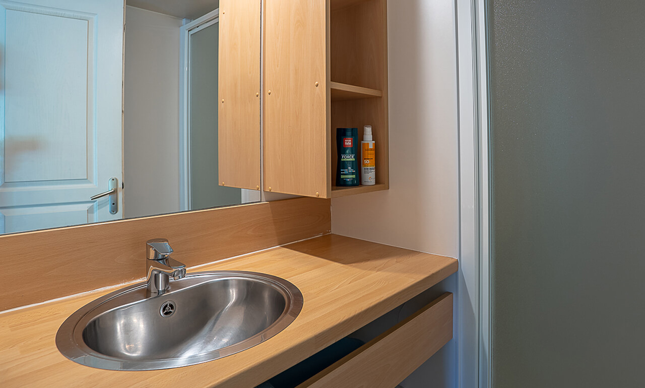 Salle d’eau du chalet Forester en location au camping Lefébure près de Colmar