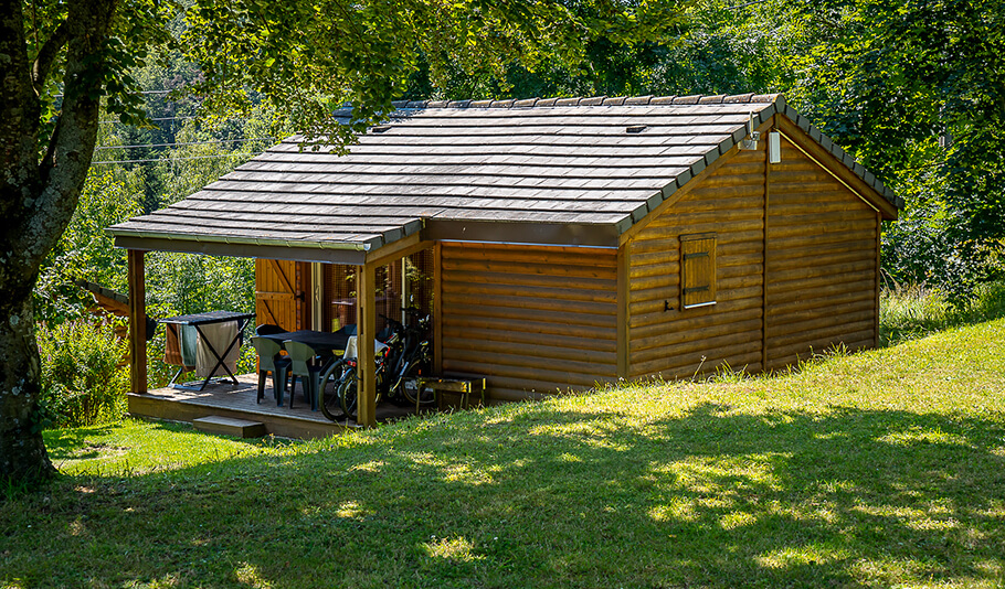 Vue extérieure du chalet forester avec terrasse en bois en location au camping en Alsace Lefébure à Orbey