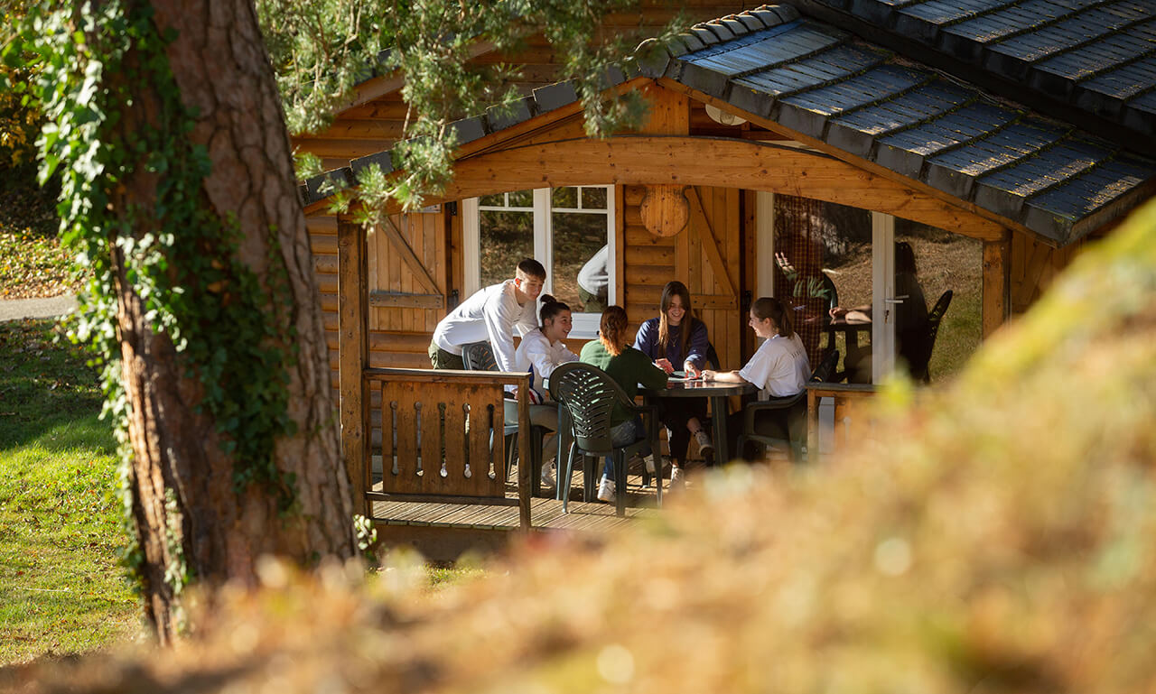 Chalet CHARLAY et sa terrasse couverte, adapté aux personnes à mobilité en location au camping Lefébure dans le Haut-Rhin en Alsace