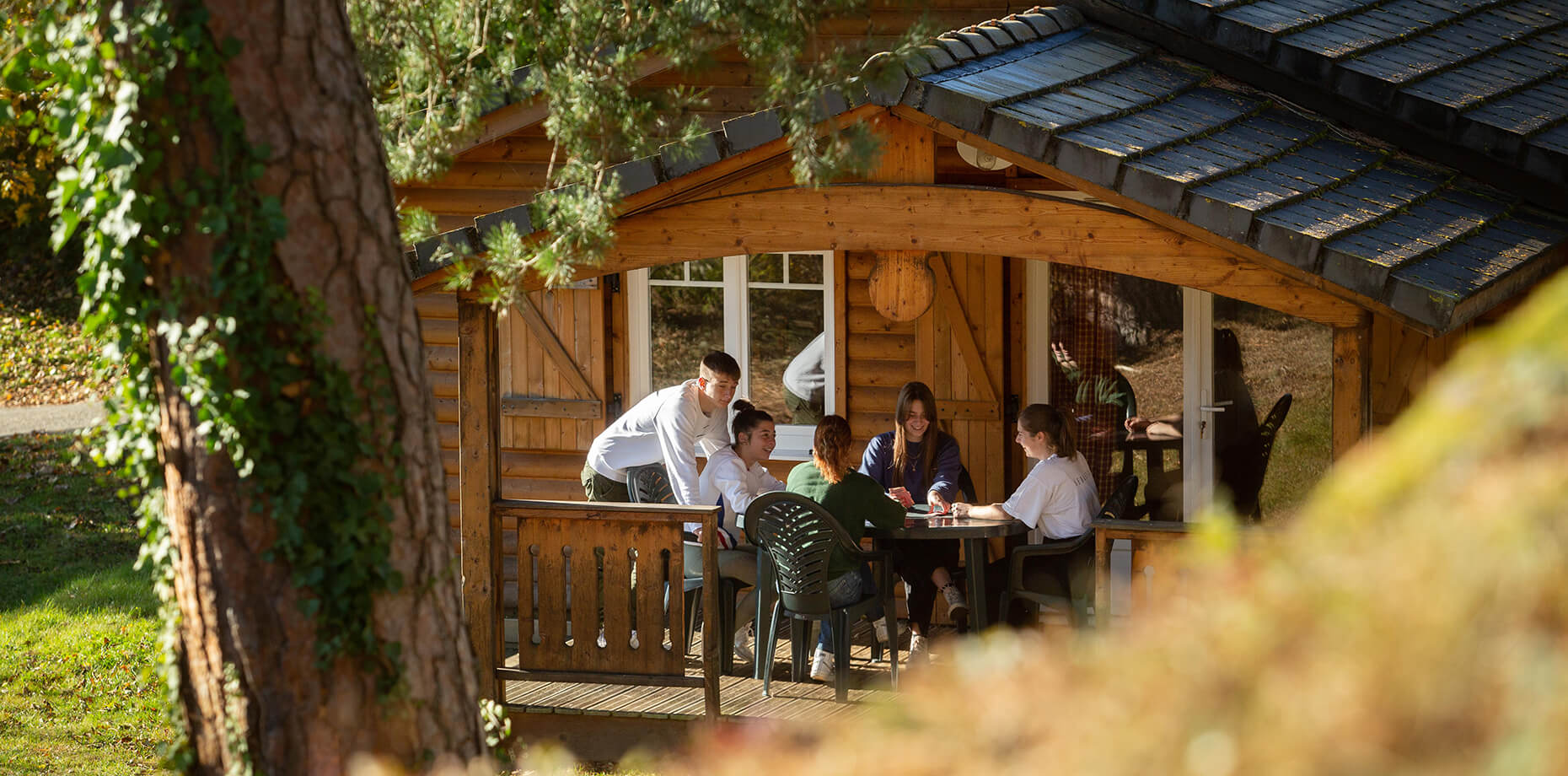 Vue du chalet CHARLAY PMR avec terrasse couverte en location au camping Lefébure en Alsace