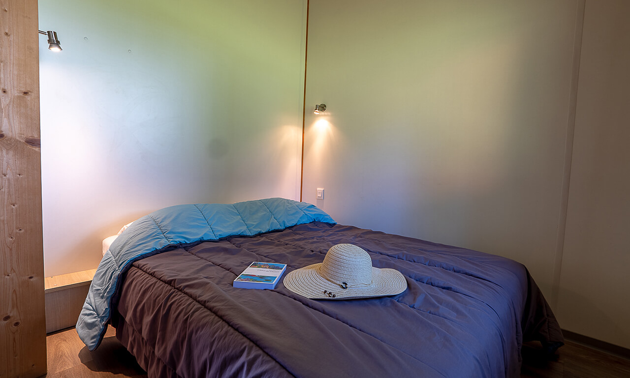 Chambre du chalet TAHOE avec lit deux places en location au camping Lefébure en Alsace