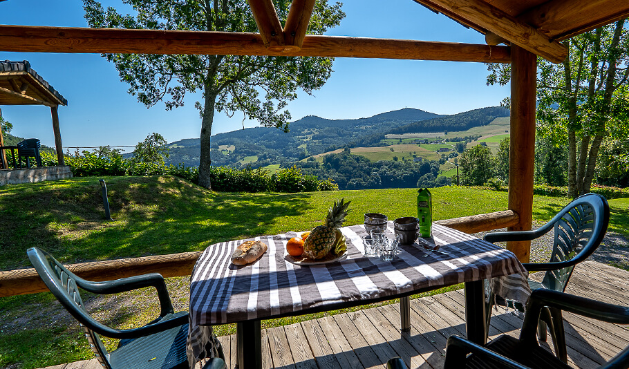 Vue extérieure du chalet forester avec terrasse en bois en location au camping en Alsace Lefébure à Orbey
