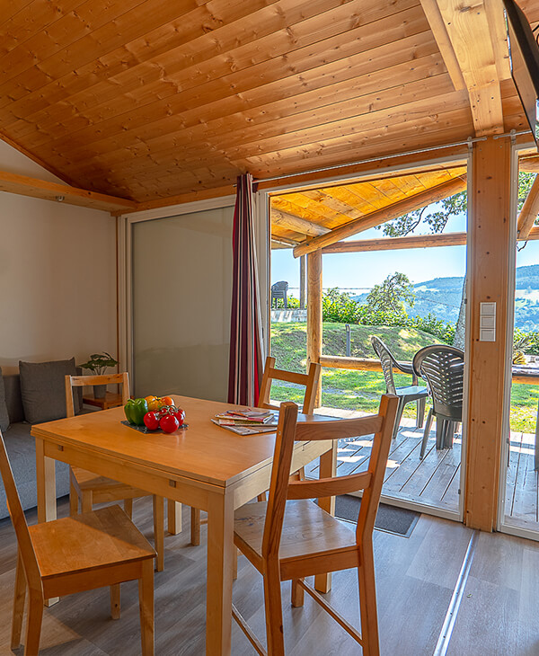 Vue intérieure du chalet Tahoe en location au camping Lefébure, camping 2 étoiles en Alsace