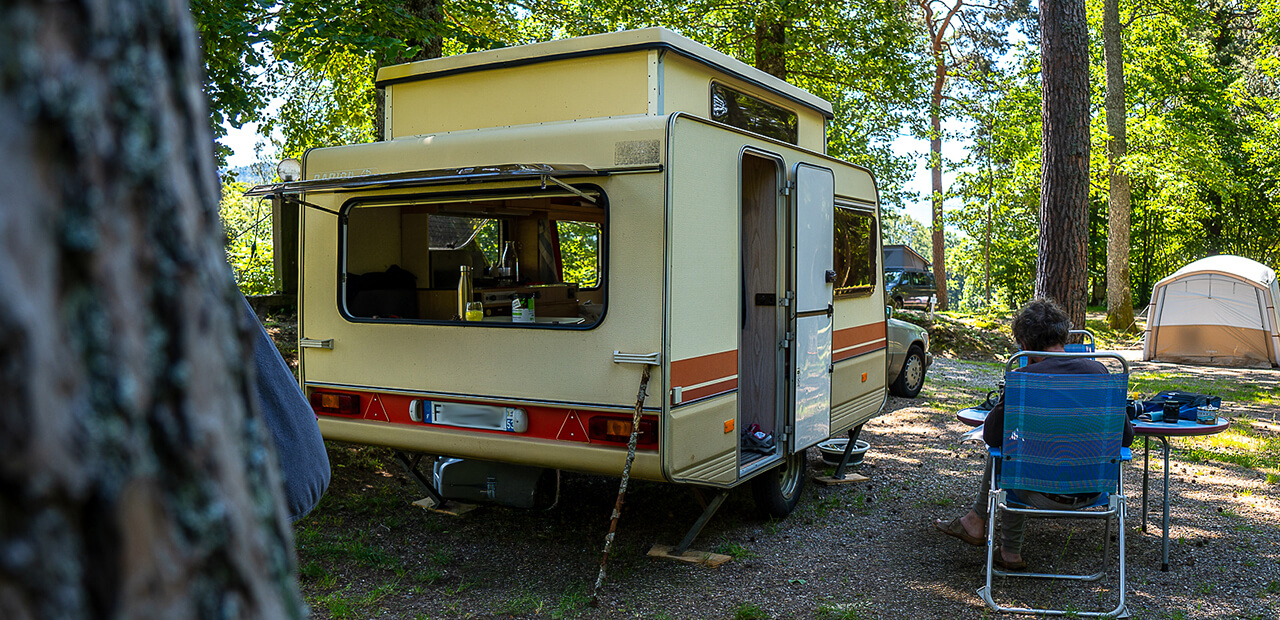 Emplacement ombragé pour caravane au Camping Lefébure, camping 2 étoiles à Orbey en Alsace